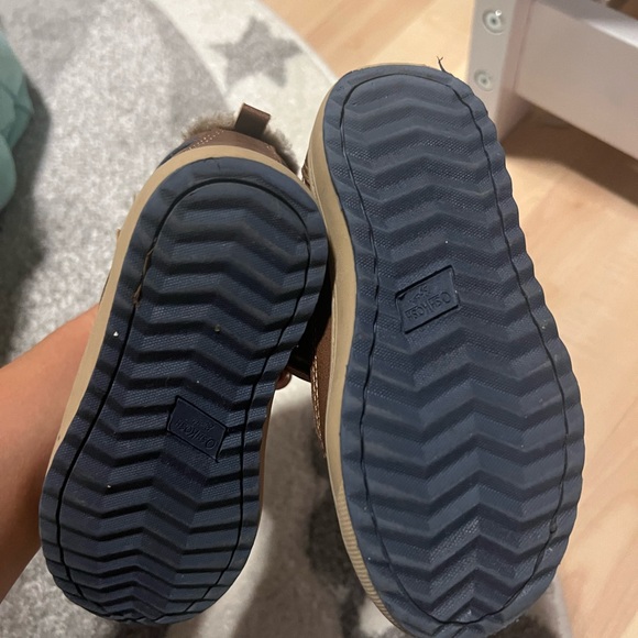 OshKosh kids boots . Size 7 & 8 Toddler - Picture 4 of 6